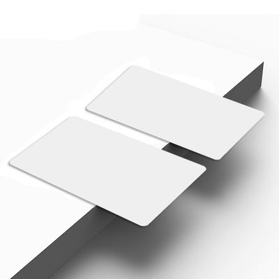 بطاقة RFID UHF البيضاء بطاقة RFID السلبية 860-960MHz ISO / IEC 18000-6C