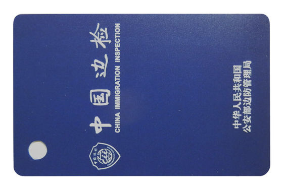 طباعة بطاقة RFID UHF 130X40mm لمسافات طويلة قراءة 860 ~ 960MHz